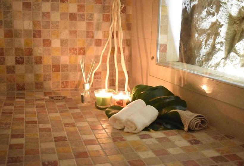 غرفة قياسية ثلاثية مزودة بشرفة, Cento Tari' Guest House