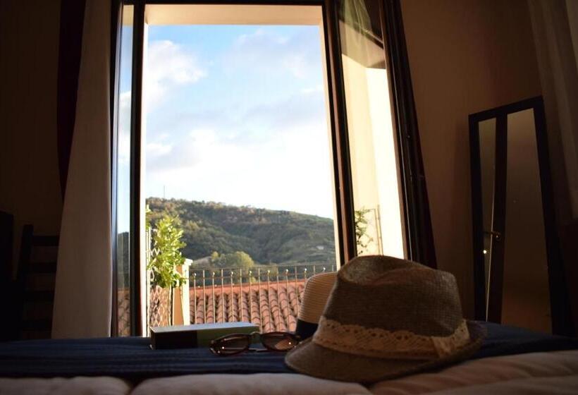 غرفة قياسية ثلاثية مزودة بتراس, Cento Tari' Guest House