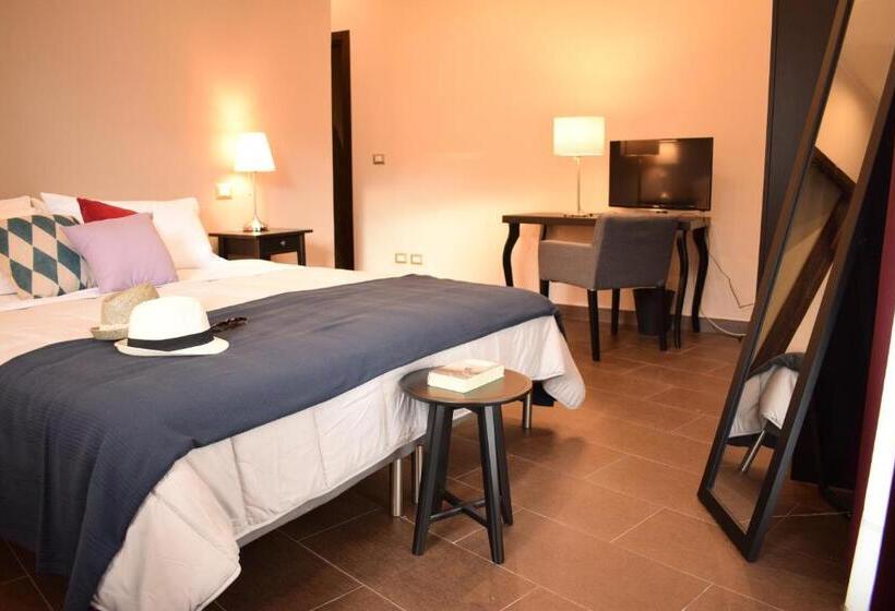 غرفة قياسية ثلاثية مزودة بتراس, Cento Tari' Guest House