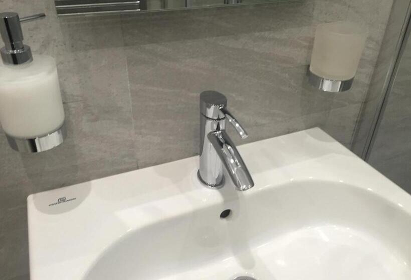 اتاق ساده سه نفره, Picaflor Art & Rooms