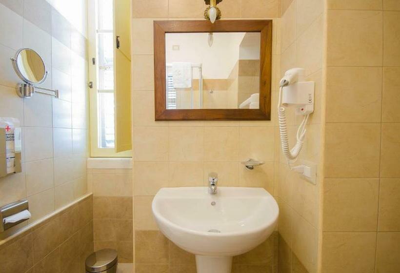 חדר קומפורט לשלושה, Il Casino Di Remartello