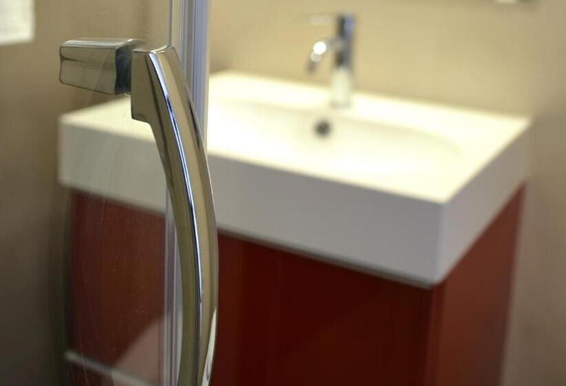 标准工作室, Angelina Urban Lodge