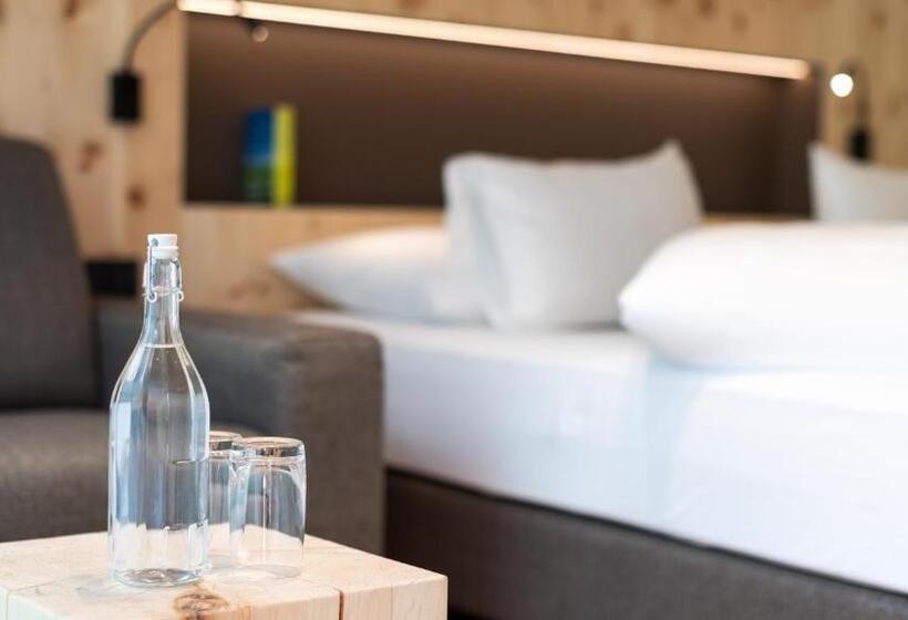 Номер Deluxe, Ladurner