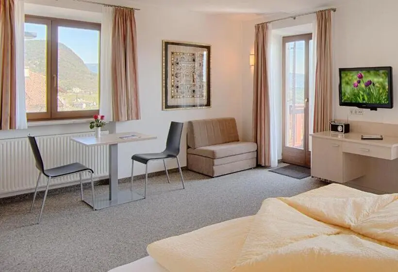 Perhehuone, Pension Christl