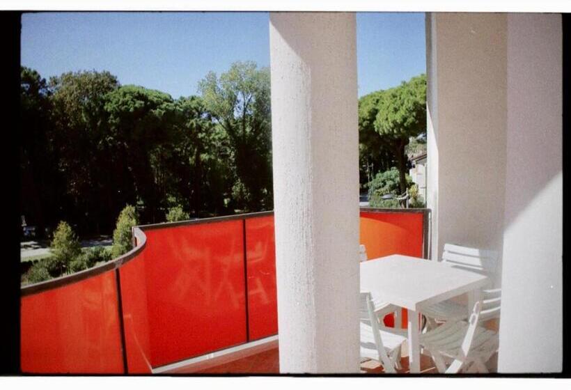 דירת שני חדרים עם מרפת, Tropicana Residence