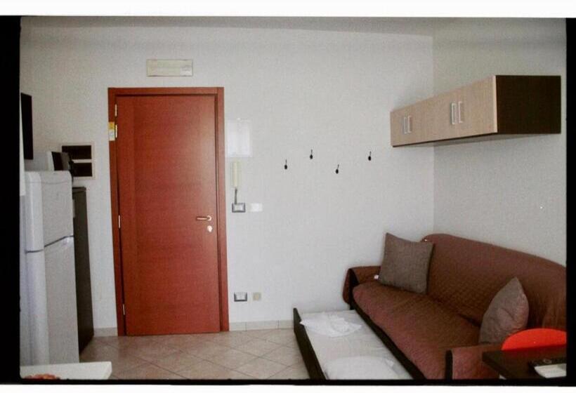 דירת שני חדרים עם מרפת, Tropicana Residence