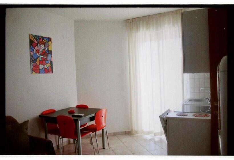 דירת שני חדרים עם מרפת, Tropicana Residence