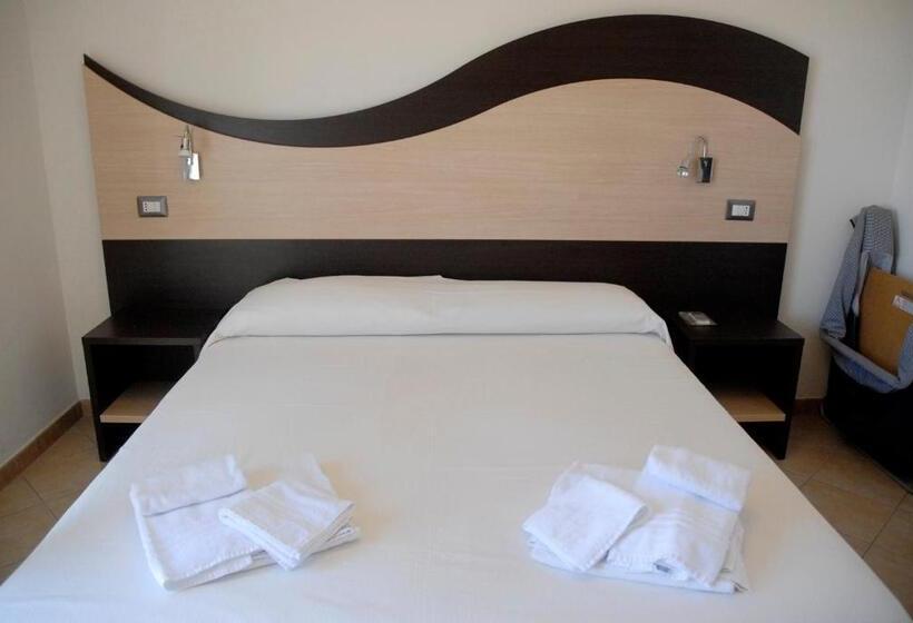 דירת חדר נוף לבריכה, Tropicana Residence