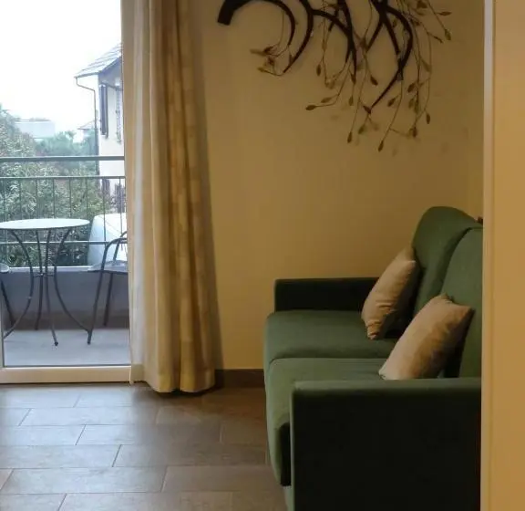 バルコニー付き１ベッドルームアパートメント, Helianthus Residence