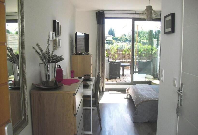 スタンダードスタジオ, Studio à Deux Pas D'aix