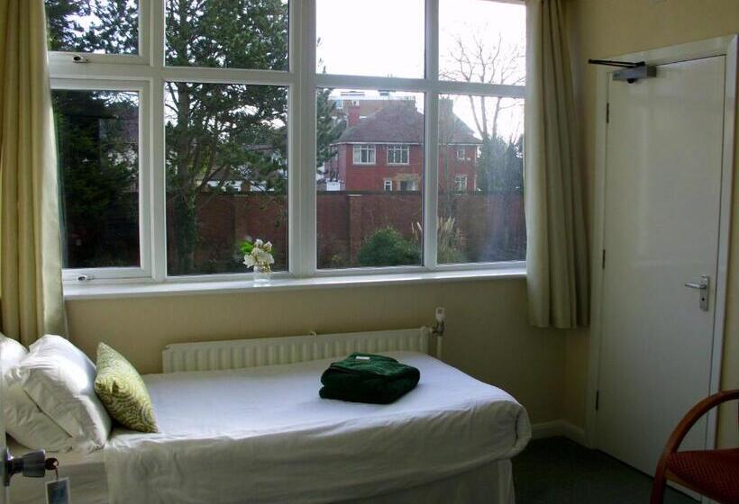 اتاق استاندارد یک نفره, The Salfordian