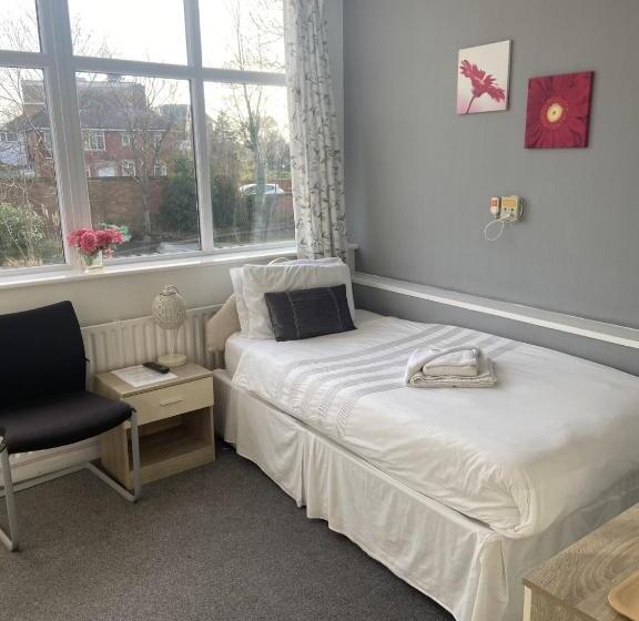 اتاق استاندارد یک نفره, The Salfordian