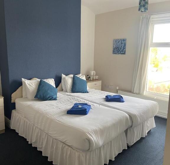 اتاق استاندارد سه نفره, The Salfordian