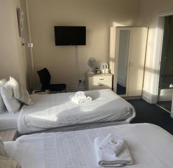 اتاق استاندارد, The Salfordian