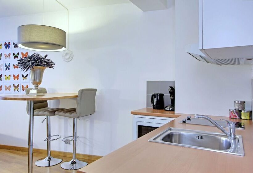 Standard Studio, Short Stay Group Museum View Serviced Apartments
