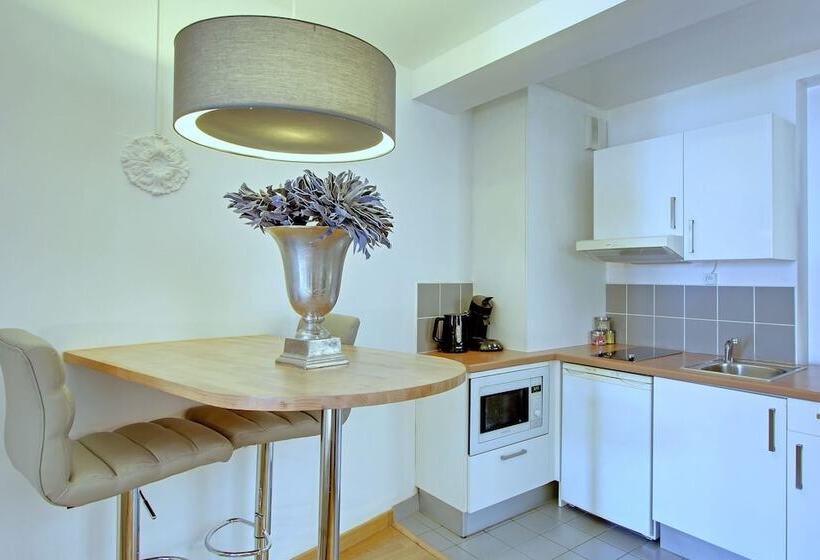 Standard Studio, Short Stay Group Museum View Serviced Apartments