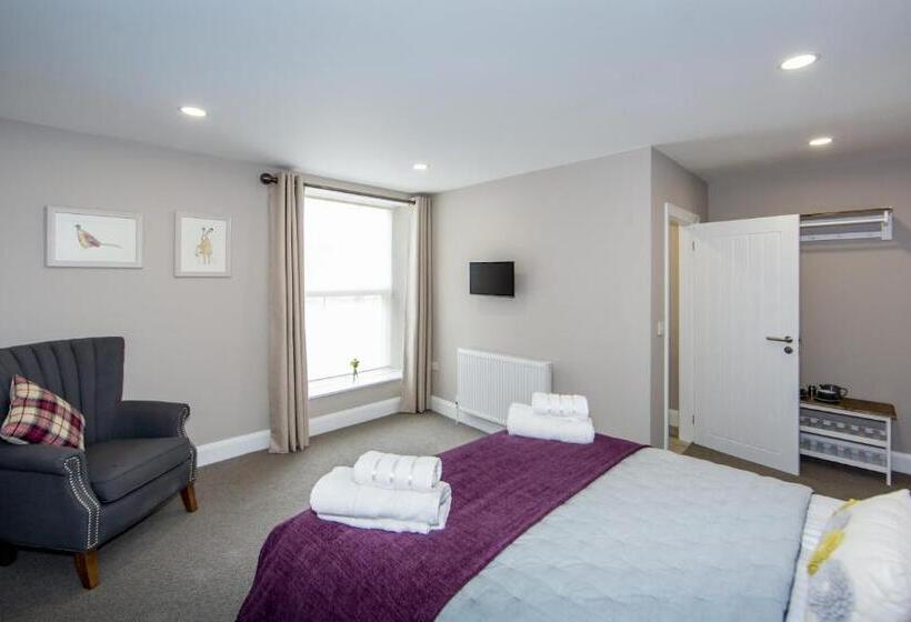 غرفة عائلية, Darlington Arms