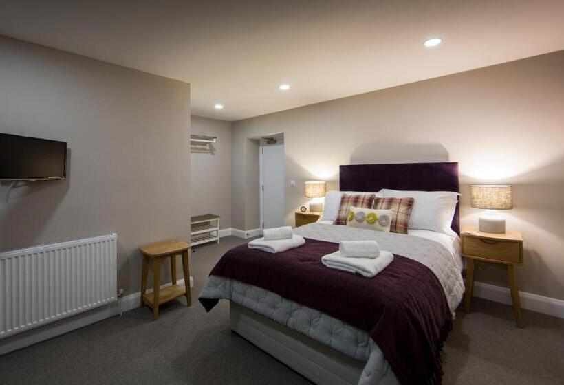 غرفة عائلية, Darlington Arms