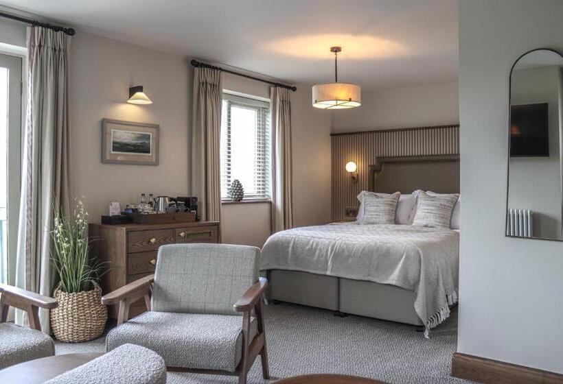 جناح سوبيريور, The Tempest Arms