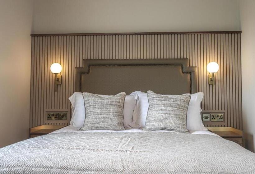 جناح سوبيريور, The Tempest Arms