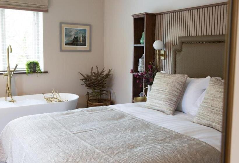 جناح مطلّ علي الحديقة, The Tempest Arms