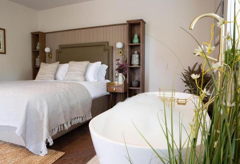 جناح مطلّ علي الحديقة, The Tempest Arms