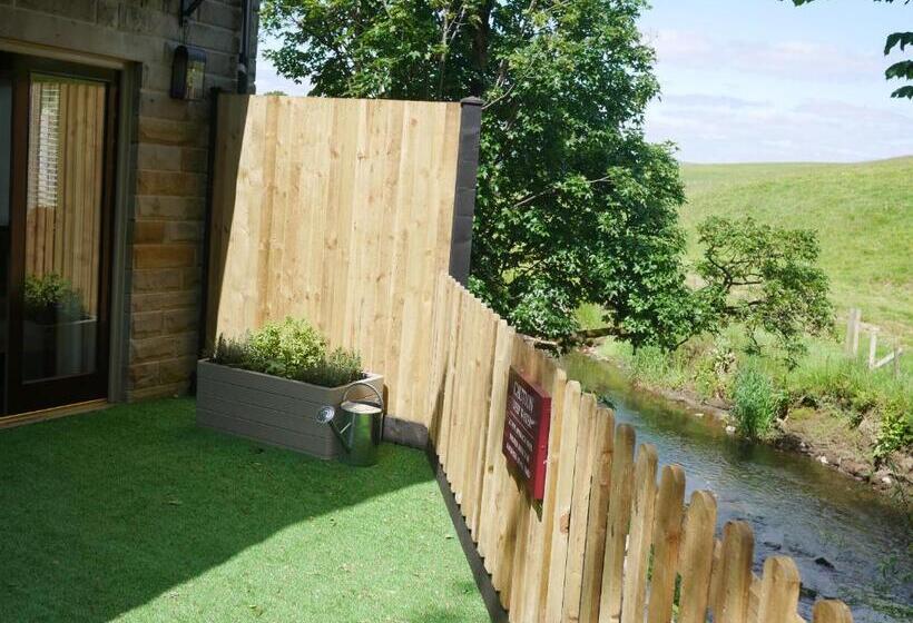 جناح سوبيريور, The Tempest Arms