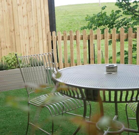 جناح سوبيريور, The Tempest Arms