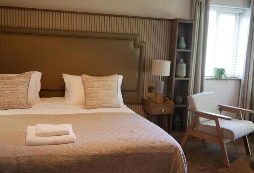 جناح سوبيريور, The Tempest Arms