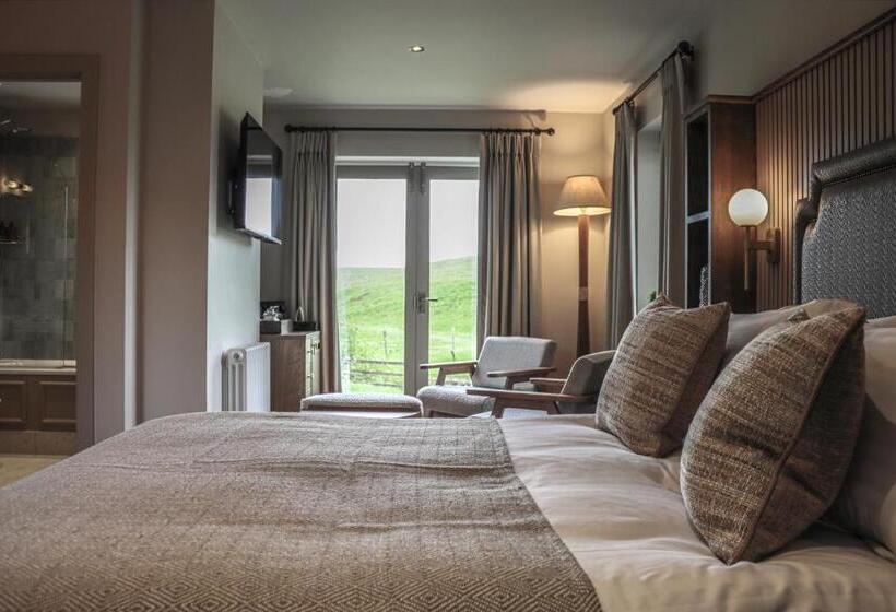 جناح مطلّ علي الجبل, The Tempest Arms