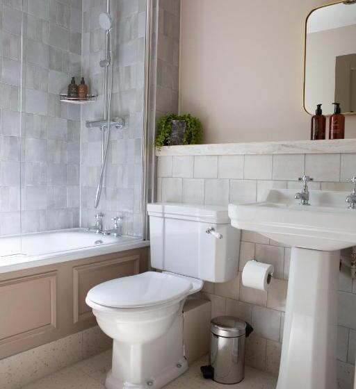 جناح سوبيريور, The Tempest Arms