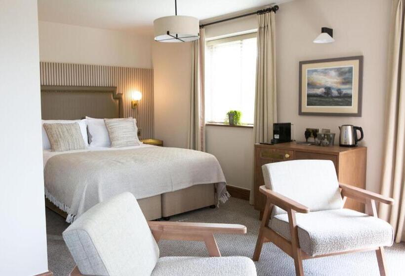 جناح سوبيريور, The Tempest Arms