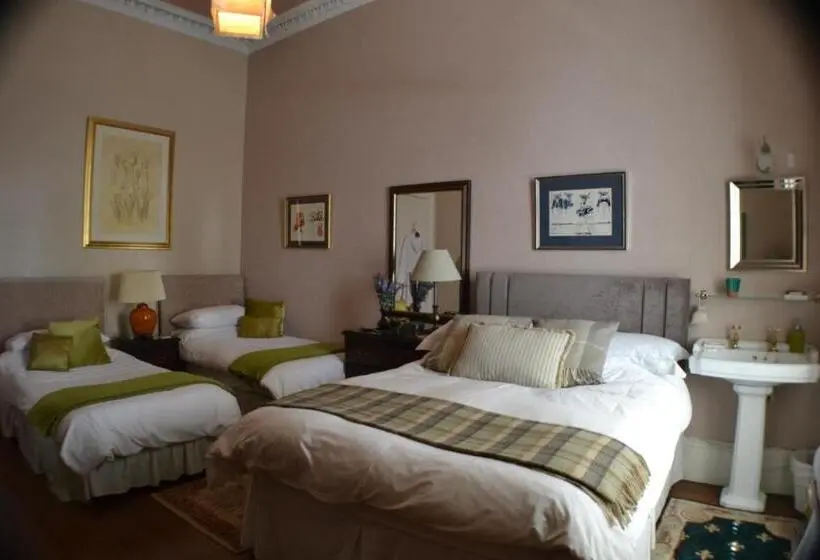 Perhehuone, Maybank Guest House
