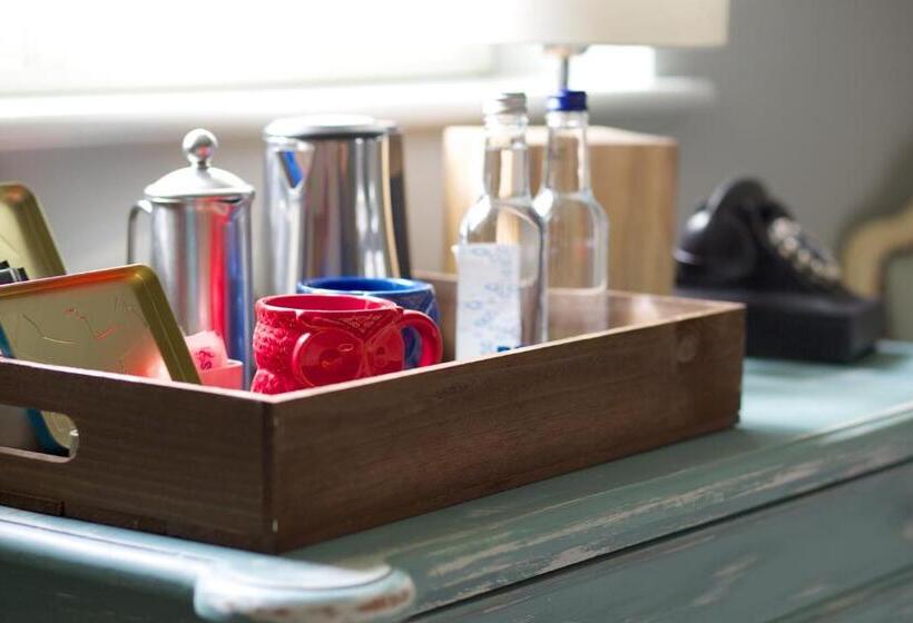 クラシックルーム, The Trout At Tadpole Bridge