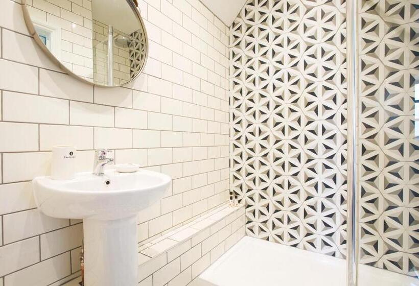 クラシックルーム, The Trout At Tadpole Bridge