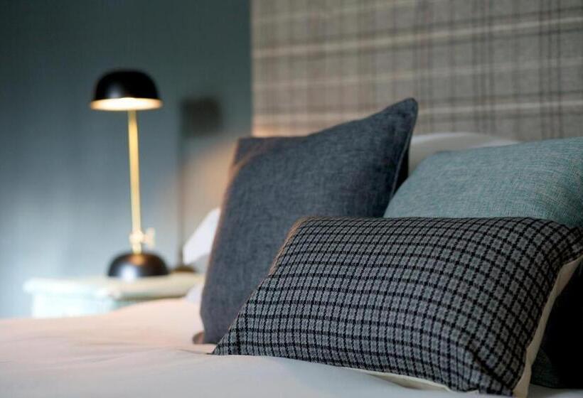 クラシックルーム, The Trout At Tadpole Bridge