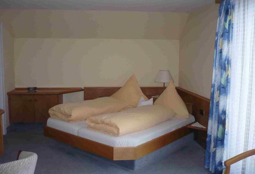 חדר סטנדרט עם מרפסת, Löwen Patisserie