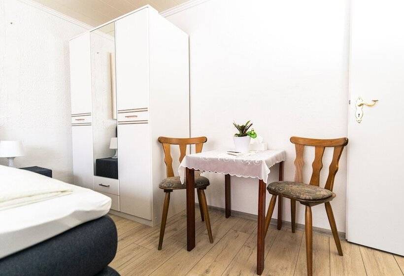 标准三人间共用浴室, Gasthaus Tannenhof