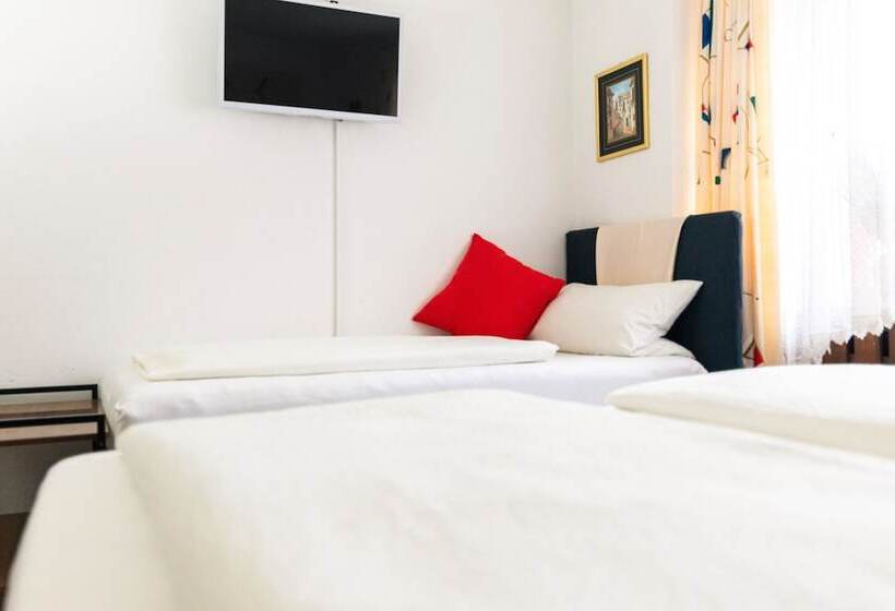 标准三人间共用浴室, Gasthaus Tannenhof