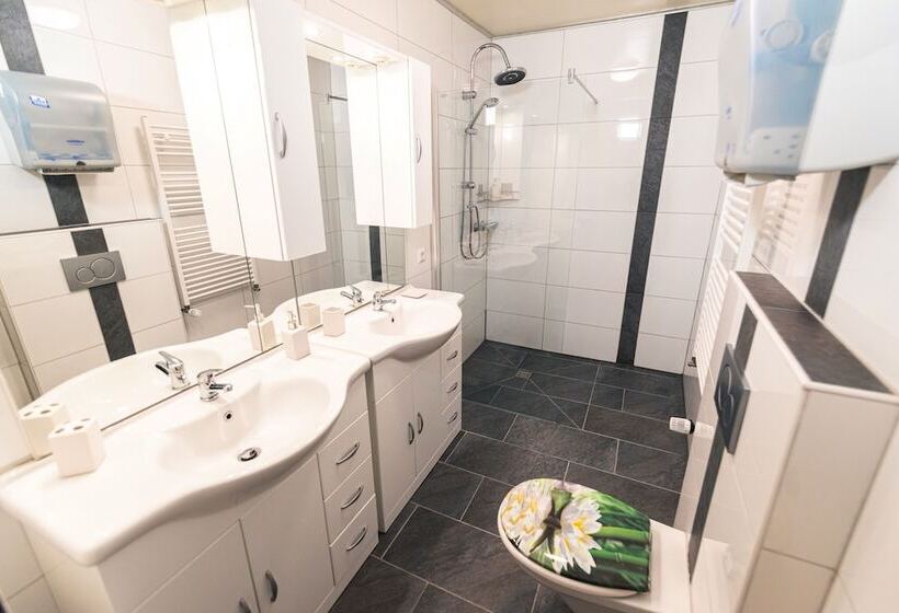 标准四人间共用浴室, Gasthaus Tannenhof