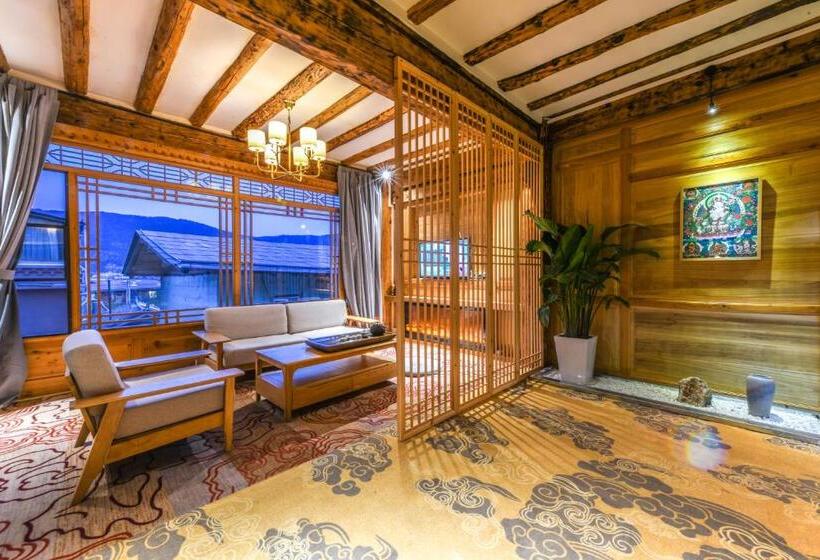 Deluxe Suite King Bed, The Blue Mountains On The Moon