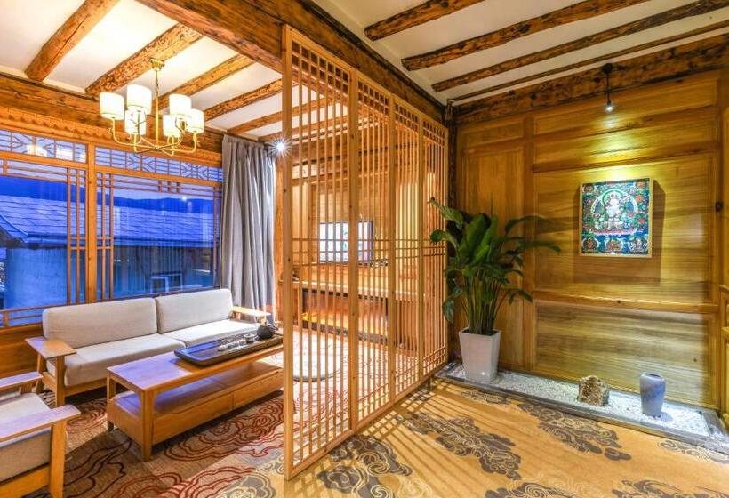 Deluxe Suite King Bed, The Blue Mountains On The Moon