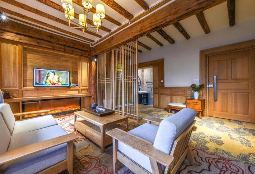 Deluxe Suite King Bed, The Blue Mountains On The Moon