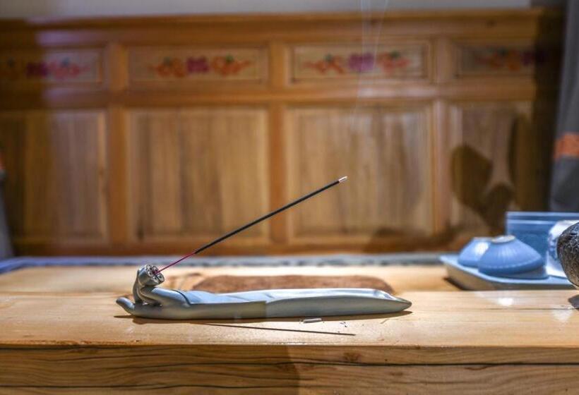 Superior Room King Size Bed, The Blue Mountains On The Moon