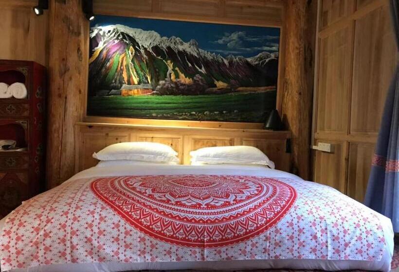 Superior Room King Size Bed, The Blue Mountains On The Moon