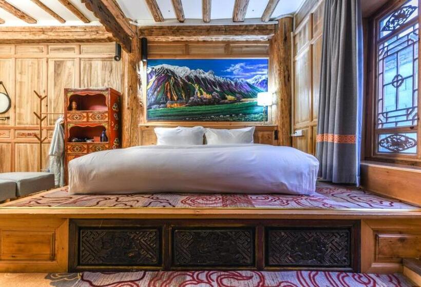 Superior Room King Size Bed, The Blue Mountains On The Moon