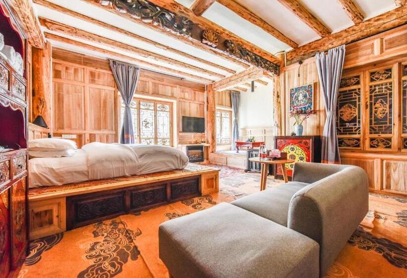 Superior Room King Size Bed, The Blue Mountains On The Moon