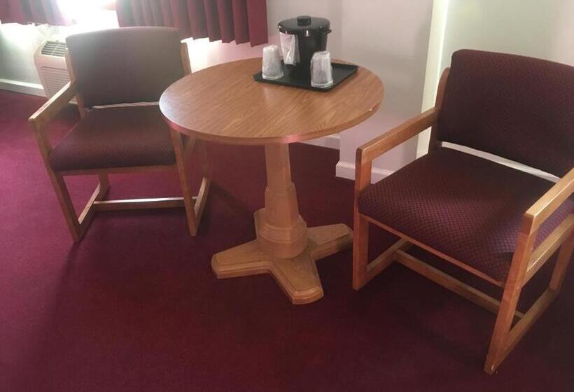 デラックススイート, Villager Motel & Glen Manor Estate