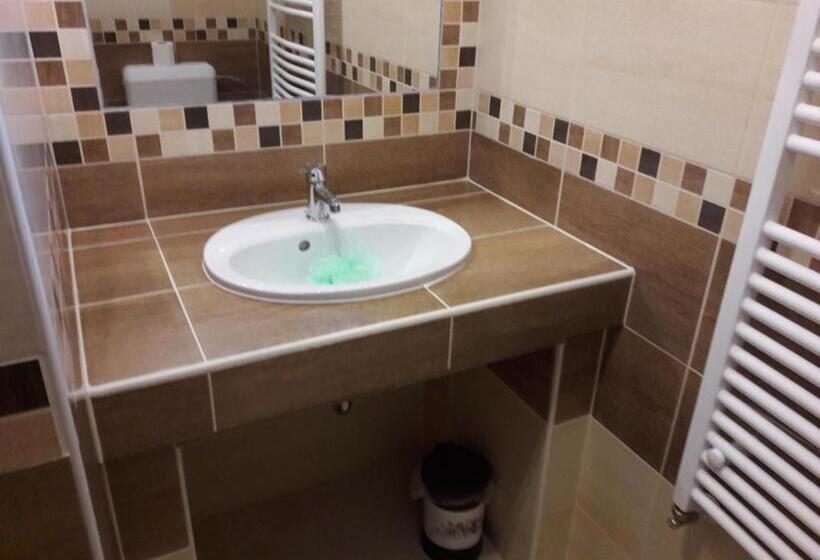 דירת חדר, M47 Vendégház Airport