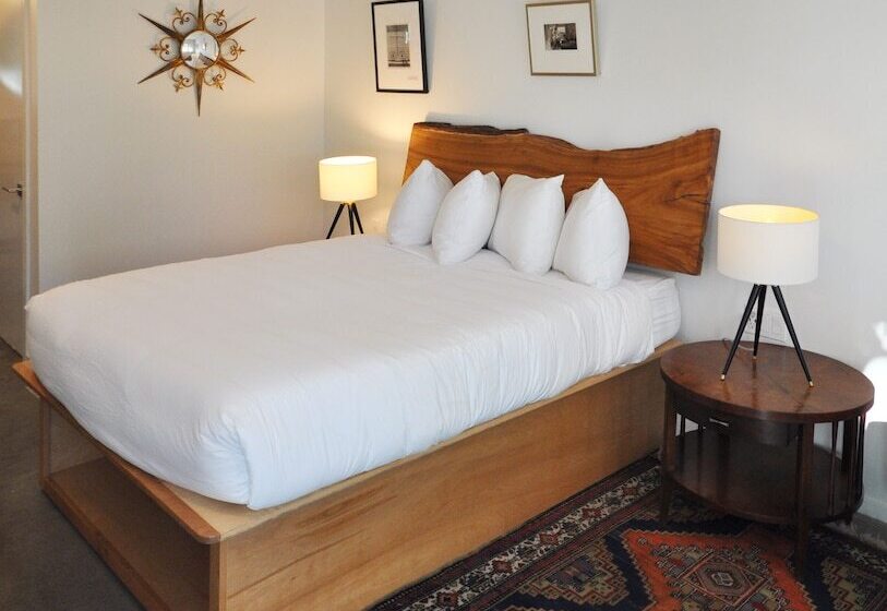 غرفة ديلوكس, The Astro